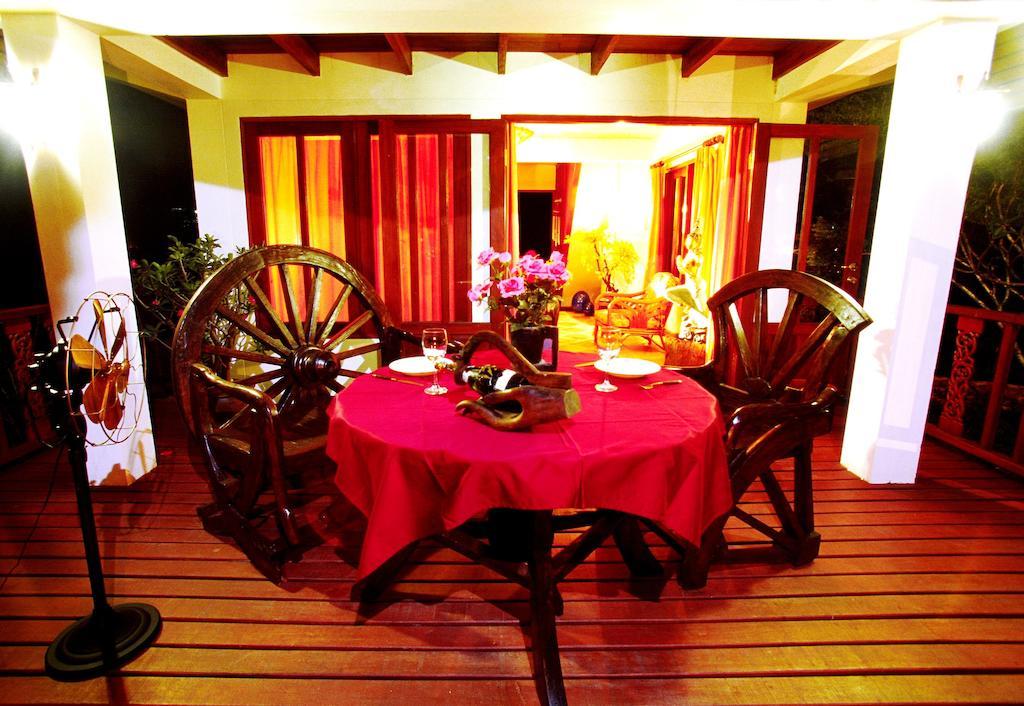 Coco Palace Resort Nai Harn Rom bilde