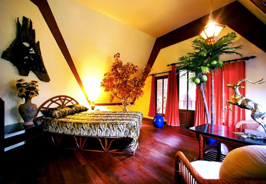 Coco Palace Resort Nai Harn Rom bilde